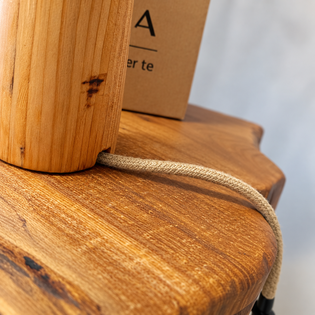 Stella – Lampada Artigianale in Legno Massello | Luce Calda dal Design Naturale