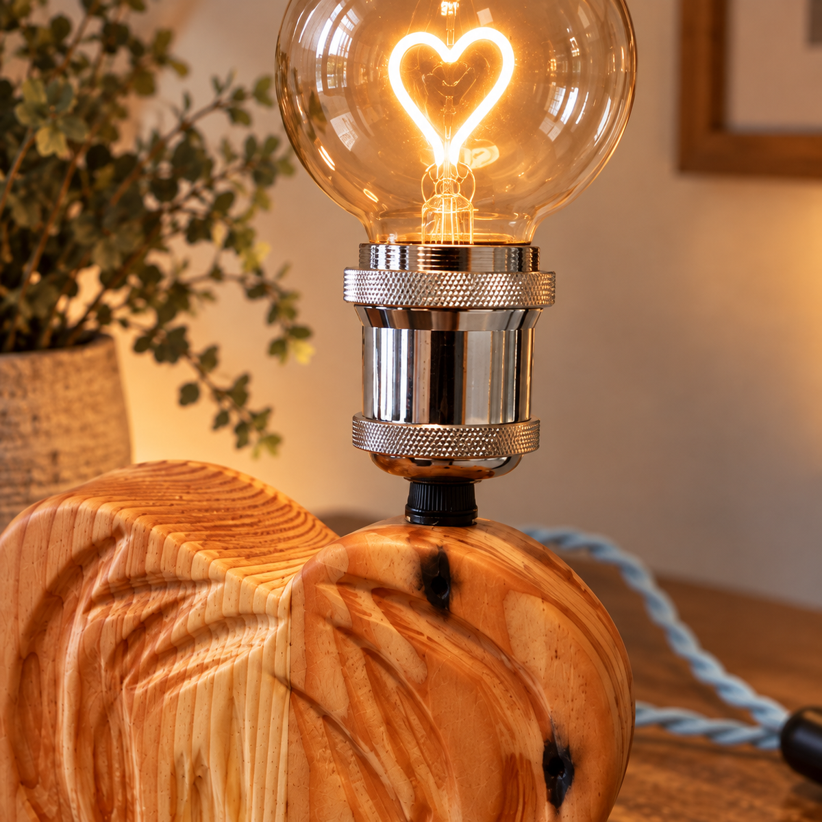 CUORE – Lampada artigianale bicolore in Larice e Abete con intagli decorativi